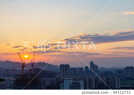 Sunset aerial view of the cityscape of Wenshan District of Taipei from Xianjiyan 94312731
