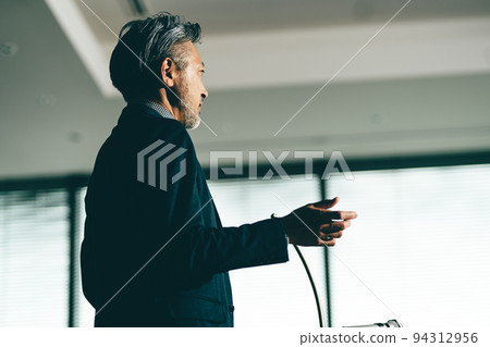 舞台上的灰髮男人 94312956