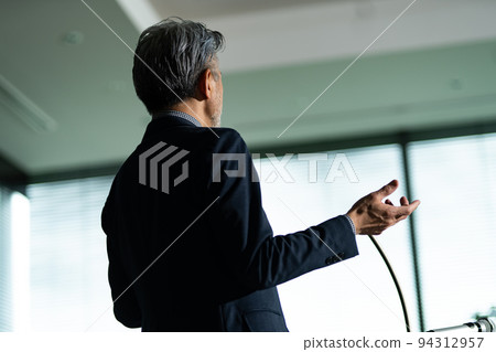 舞台上的灰髮男人 94312957