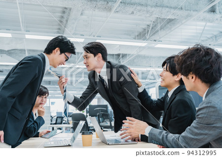 辦公室裡憤怒的商人 辦公室裡憤怒的商人 94312995