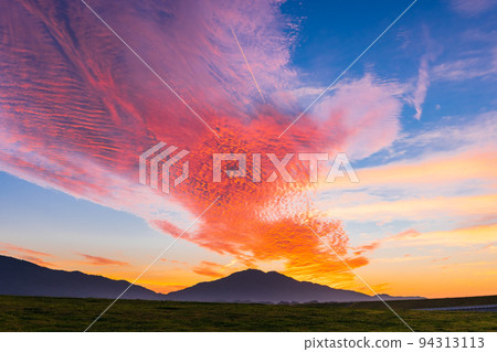 Autumn sky and scale clouds at sunrise, Rikuzentakata Autumn sky and scale clouds at sunrise, Rikuzentakata 94313113