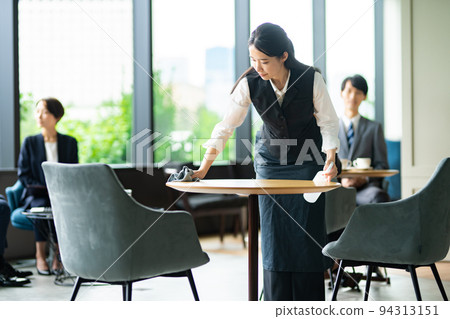 Waitress to sterilize the table with alcohol 94313151