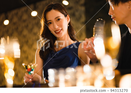 男人和女人在酒吧喝酒 94313270