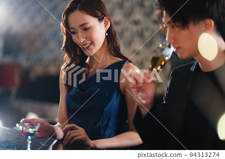 Men and women drinking at the bar 94313274