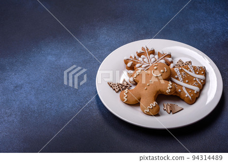 Christmas homemade gingerbread cookies on a dark concrete table 94314489