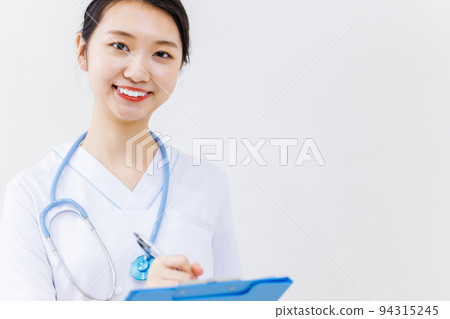 穿著磨砂膏白色背景的護士的形象 穿著磨砂膏白色背景的護士的形象 94315245