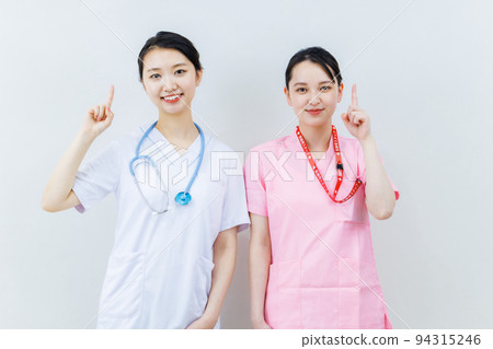 穿著磨砂膏白色背景的護士的形象 穿著磨砂膏白色背景的護士的形象 94315246