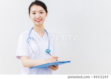 穿著磨砂膏白色背景的護士的形象 穿著磨砂膏白色背景的護士的形象 94315247