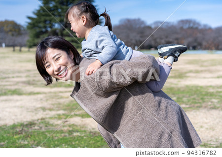 公園裡背著的幼兒園和幼兒園老師 94316782