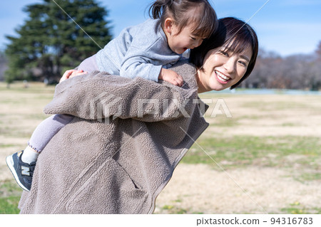 公園裡背著的幼兒園和幼兒園老師 94316783