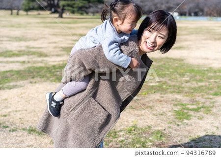 公園裡背著的幼兒園和幼兒園老師 94316789