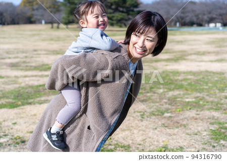 公園裡背著的幼兒園和幼兒園老師 94316790