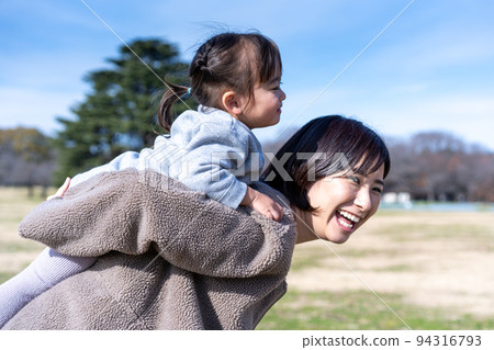 公園裡背著的幼兒園和幼兒園老師 94316793