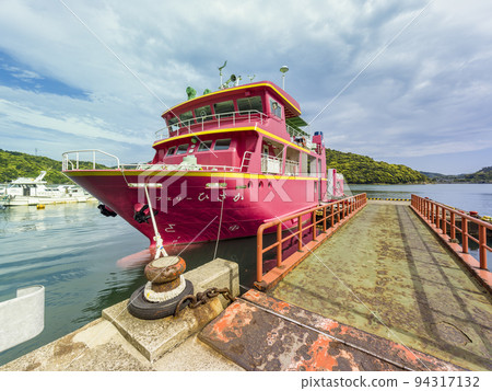 渡輪久坂停泊在日本福江島/福江島奧浦港 94317132
