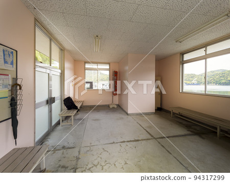 福江島奧浦港巴士/渡輪候車室 / 福江島, 日本 福江島奧浦港巴士/渡輪候車室 / 福江島, 日本 94317299