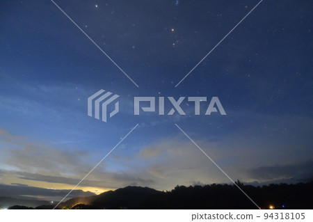 Hakushu Town, Hokuto City, dawn in September, eastern sky full of winter stars 94318105