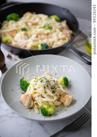 fettucine alfredo with broccoli and chicken fettucine alfredo with broccoli and chicken 94318143