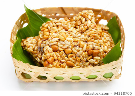 Krayasart, Thai crispy rice, peanut and sesame cereal bar 94318700