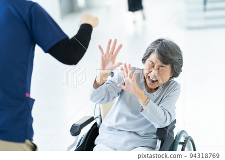 使用暴力的照顧者，突然改變的照顧者 94318769