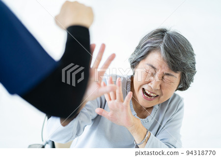 A caregiver who uses violence, a caregiver who suddenly changes 94318770