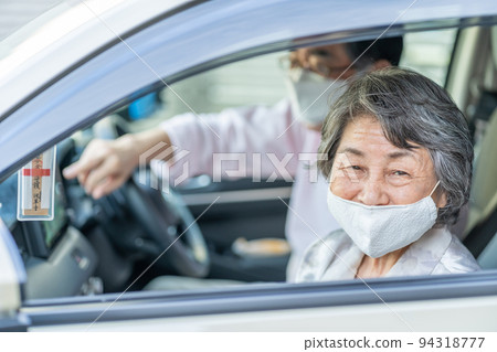 Senior couple in a car 94318777