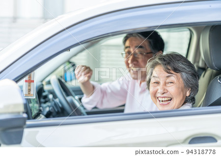 Senior couple in a car 94318778