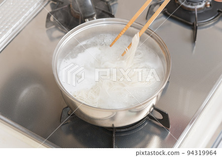 [Middle housewife boil somen noodles with chopsticks] 94319964