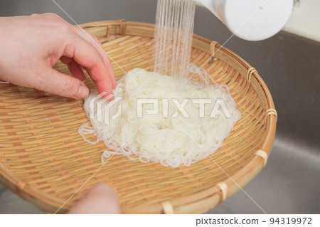 [中間主婦用流水冷卻煮熟的掛麵] 94319972