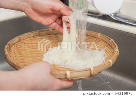 [中間主婦用流水冷卻煮熟的掛麵] 94319973