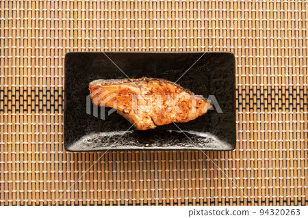 三文魚烤醃三文魚 94320263