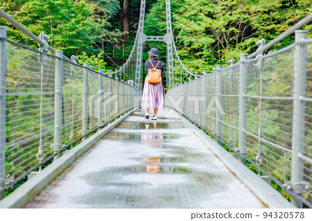 一個女人穿過吊橋,天龍峽吊橋(苻橋) 一個女人穿過吊橋,天龍峽吊橋(苻橋) 94320578