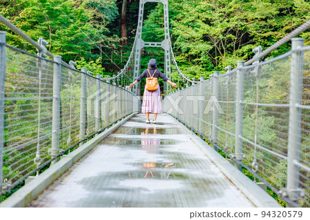 A woman crossing a suspension bridge, Tenryukyo Suspension Bridge (Tsutsuji Bridge) 94320579