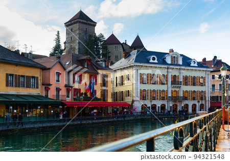 Annecy old town cityscape and Thiou river view and bridge 94321548