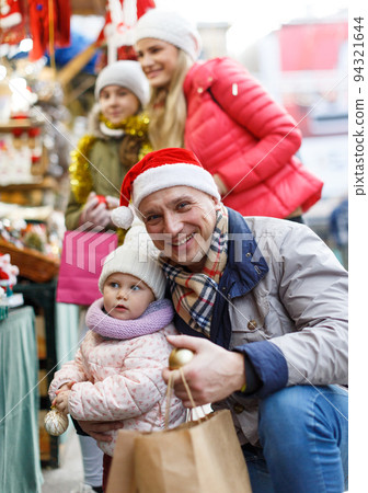 Man and little daughter at Christmas market 94321644