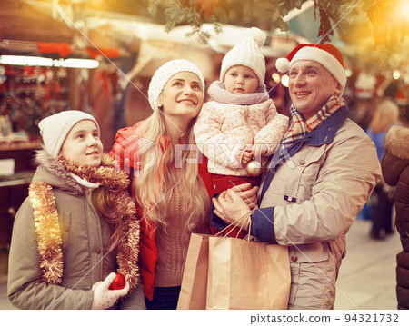 Family portrait at Christmas fair 94321732