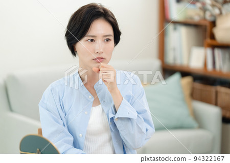 Woman suffering from sore throat 94322167