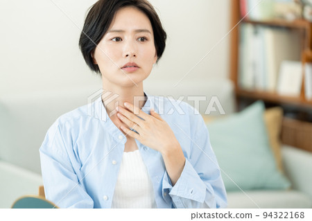 Woman suffering from sore throat Woman suffering from sore throat 94322168