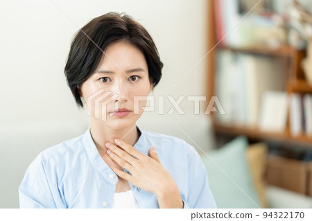 患有喉嚨痛的女人 94322170