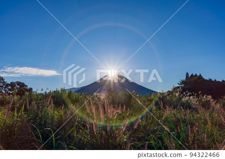 (靜岡縣)朝霧高原井之頭的力量和鑽石富士 (靜岡縣)朝霧高原井之頭的力量和鑽石富士 94322466