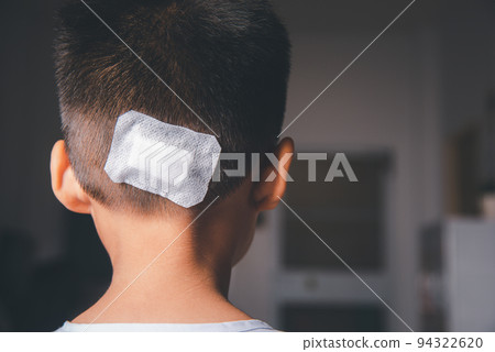 The lacerated suture wound of kid back head which suture with trauma the head by medical bandage 94322620