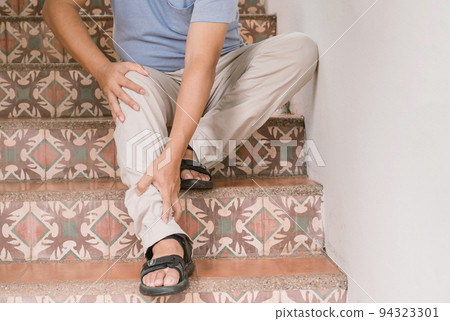 Man hand massage physiotherapy leg is sore and numb, exhausted, tingling. 94323301