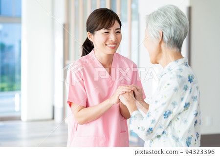 護理高級女醫院幫助護老者 94323396