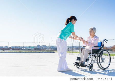 護理高級女醫院幫助護老者 94323421
