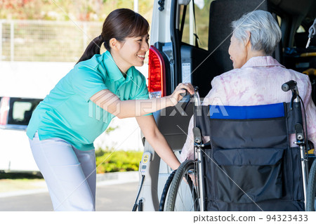 護理高級女醫院幫助護老者 94323433