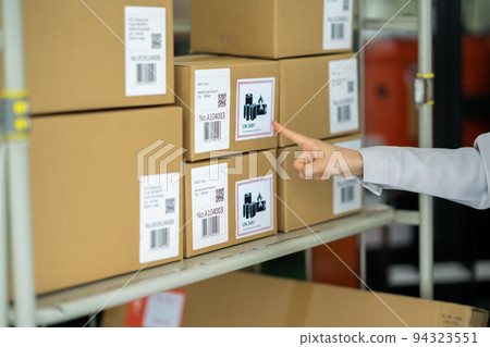 檢查鋰離子電池庫存狀況的女員工 94323551