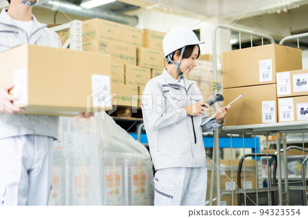 在配送中心工作的兼職人員 在配送中心工作的兼職人員 94323554