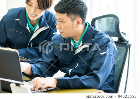 年輕女工程師向男經理解釋材料 94323555