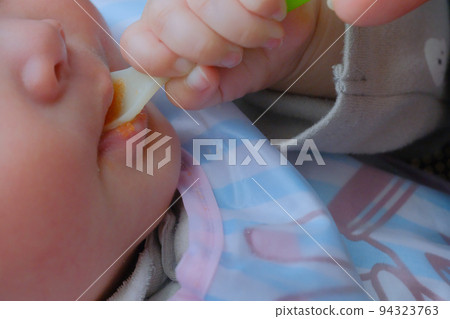 嬰兒吃嬰兒食品 嬰兒吃嬰兒食品 94323763