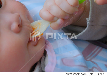 嬰兒吃嬰兒食品 嬰兒吃嬰兒食品 94323764
