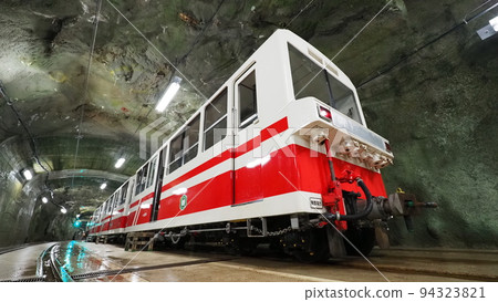 富山縣黑部峽谷 商業貨車列車、櫸平站 富山縣黑部峽谷 商業貨車列車、櫸平站 94323821